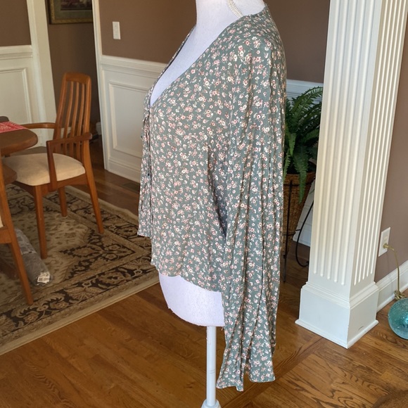 NWT Sadie and Sage brand sage green cropped tie front rayon top. Size Medium - Picture 3 of 7